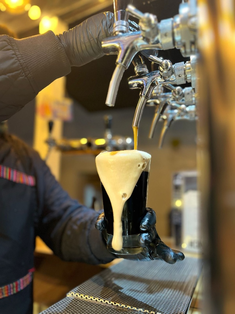 Sirviendo cerveza artesanal del grifo en Andhara